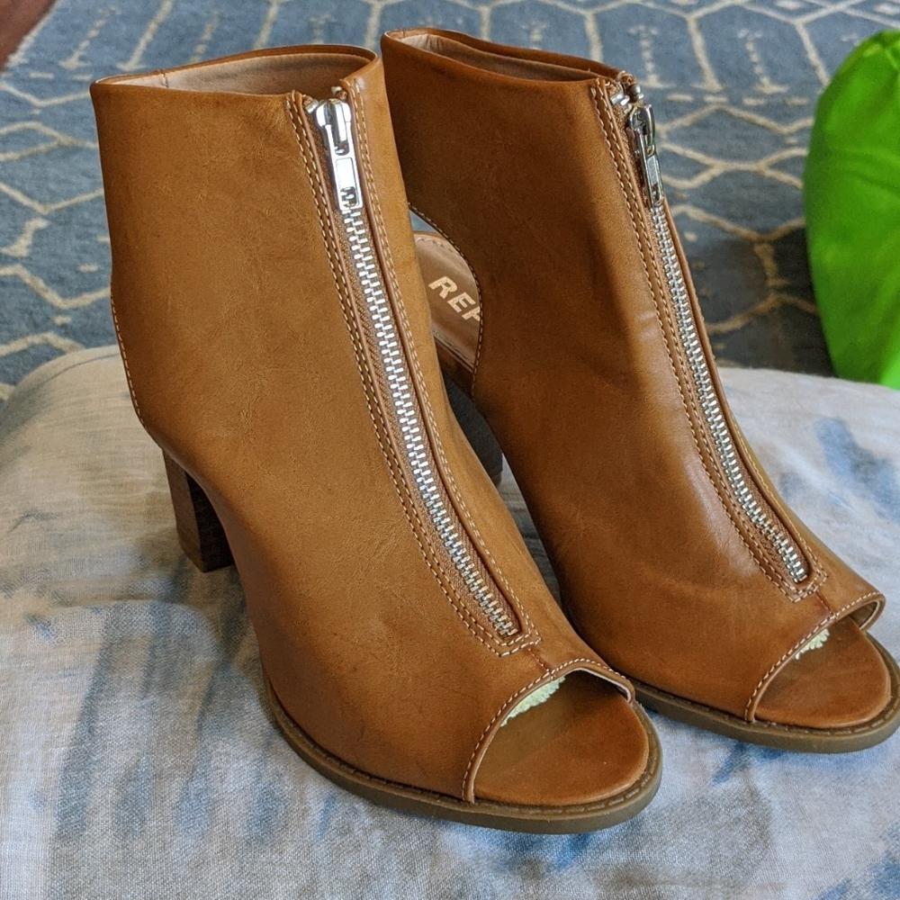 Report front zip tan sandals 7